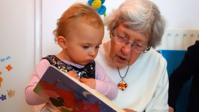 Bonus baby sitter anche ai nonni.