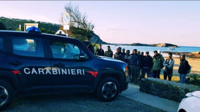 I migranti sono stati intercettati dai Carabinieri.