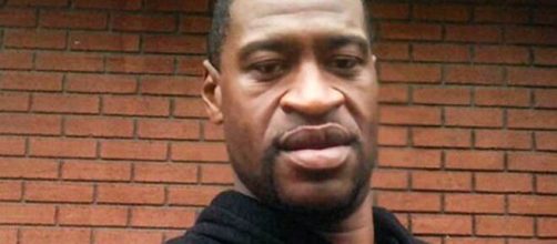 Jovens debocham da morte de George Floyd no Reino Unido. (Arquivo Blasting News)