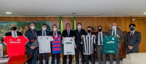 Presidentes dos clubes posaram para fotos junto com o presidente Bolsonaro. (Foto: Reprodu&ccedil;&atilde;o/ Andr&eacute; Sicam)