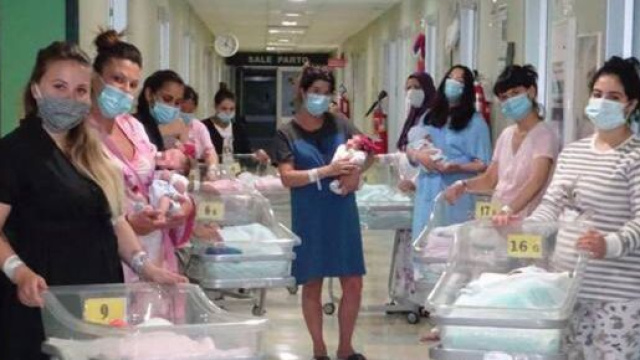 Ospedale di Cremona: le neomamme da record in una foto.