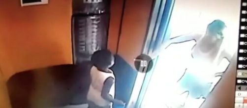 Momento em que o menino Miguel entra no elevador. (Reprodu&ccedil;&atilde;o/TV Globo)