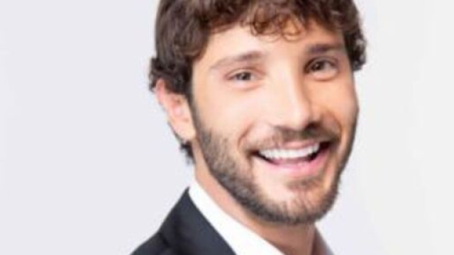 Stefano De Martino: l'omaggio a Massimo Troisi si trasforma in una frecciatina a Belen.