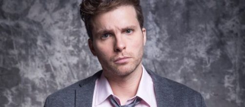 Thiago Fragoso faz parte do elenco da novela. (Arquivo Blasting News)