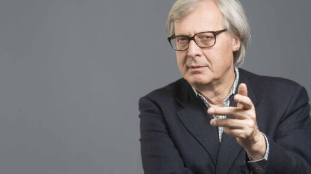 Albania, rischia di annegare in mare Vittorio Sgarbi: salvato dalla figlia.