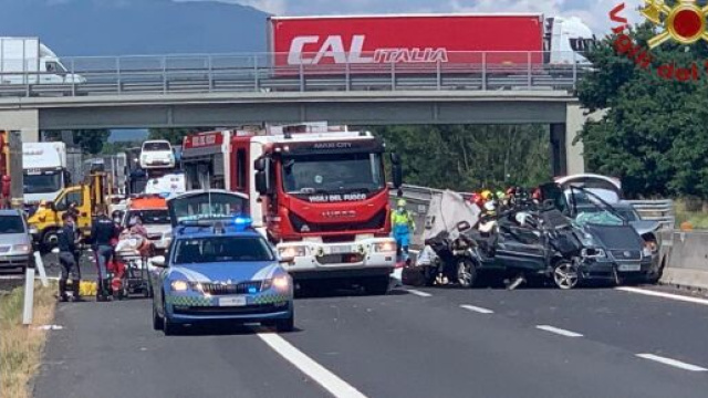 Arezzo, incidente in A1: perdono la vita neonata, sorellina e nonni, arrestato il pap&agrave;.
