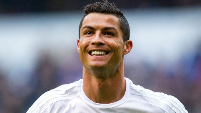Cristiano Ronaldo, il 'paperone' del calcio, unico ad aver guadagnato il miliardo di dollari.