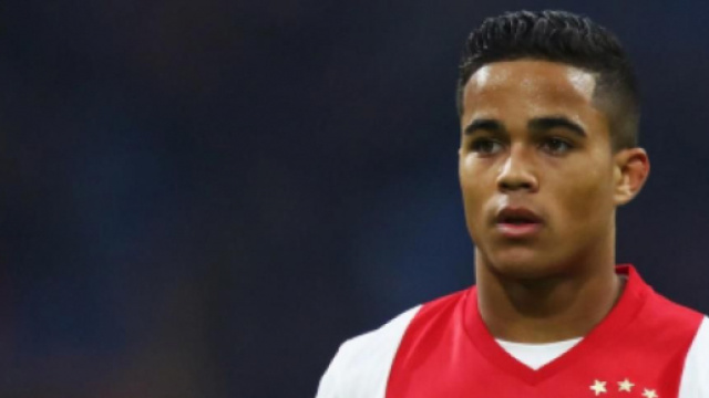 Justin Kluivert, nella foto con la maglia dell'Ajax.