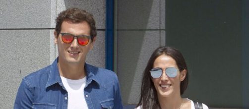 Mal&uacute; y Albert Rivera publican la primera imagen de su hija y la televisi&oacute;n se hace eco de la noticia.