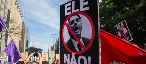 Manifestantes fazem protesto no centro de Porto Alegre contra presidente Jair Bolsonaro. ( Arquivo Blasting News )