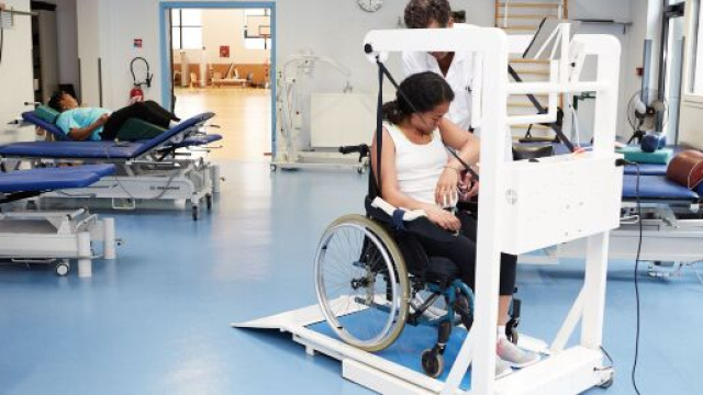 La machine ema&reg; permet la r&eacute;&eacute;ducation de la marche sur tapis roulant (source : EzyGain)