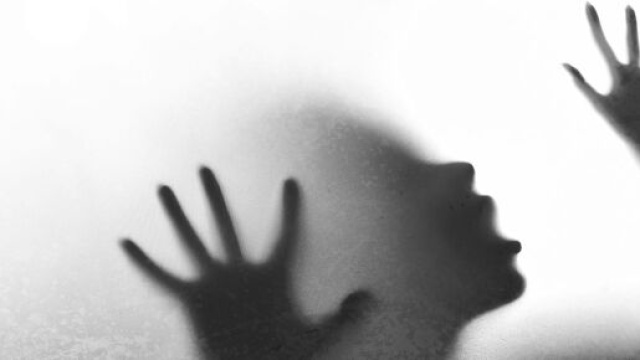 Sudafrica: donna incinta di 8 mesi uccisa a coltellate e appesa a un albero.