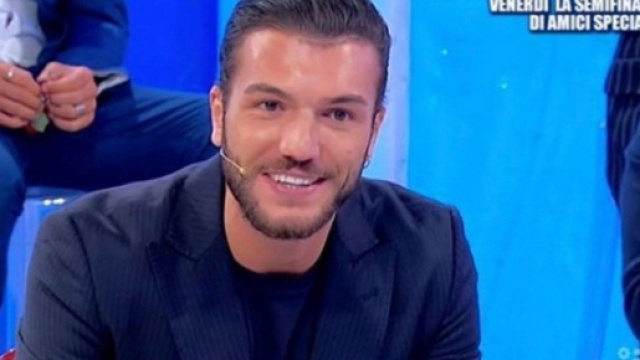 Uomini e Donne, critiche ad Alchimista: 'Chiesta la spunta blu su IG, vuole il trono'.