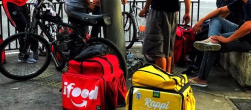 Aux&iacute;lio-pandemia &eacute; uma das reivindica&ccedil;&otilde;es dos entregadores de apps. (Arquivo Blasting News)