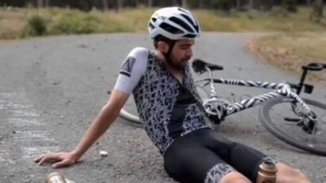 Alberto Contador esausto dopo aver stabilito il nuovo record di Everesting