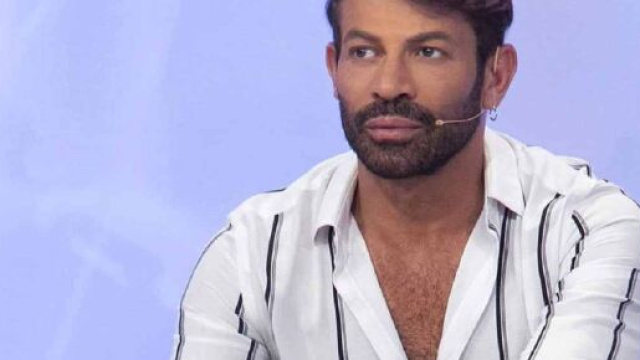 Gianni Sperti: dal matrimonio con Paola Barale al debutto a Uomini e Donne.
