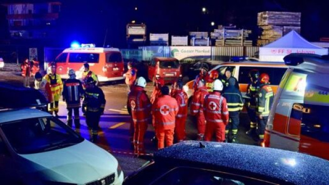 Incidente a San Gennaro Vesuviano: auto travolge sei persone: morta 27enne.