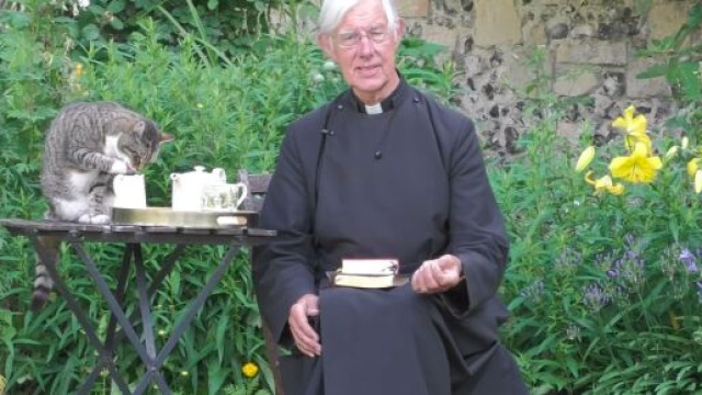 'Rejoignez le doyen Robert et Tiger le chat pour la pri&egrave;re du matin' (source : capture Youtube @Canterbury Cathedral)