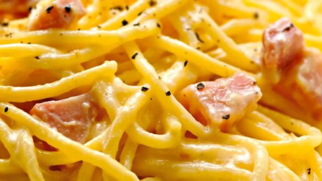 Spaghetti alla carbonara: la ricetta tradizionale con il guanciale.