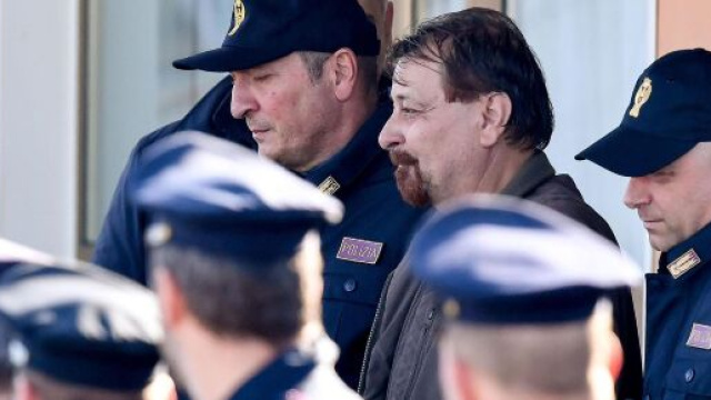 Cesare Battisti, l'ex terrorista rosso detenuto nel carcere di massima sicurezza di Oristano, ha protesta per il vitto carcerario.