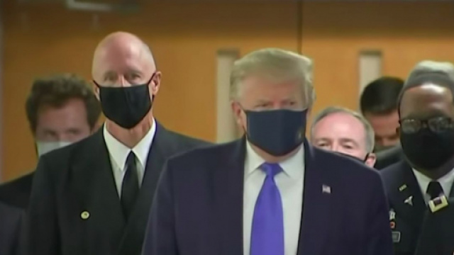 Coronavirus : Donald Trump porte un masque publiquement (Source photo : Capture The Guardian video)