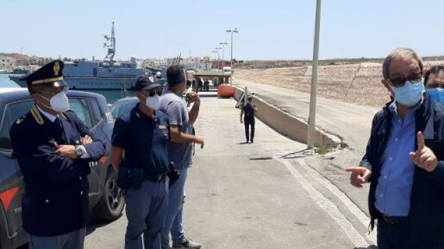 Coronavirus, positivi 28 migranti sui 70 sbarcati venerd&igrave; a Roccella Jonica.
