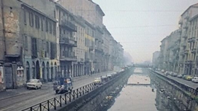 Milano, venditore di rose spinto in acqua da due giovani alla Darsena: indagini in corso.