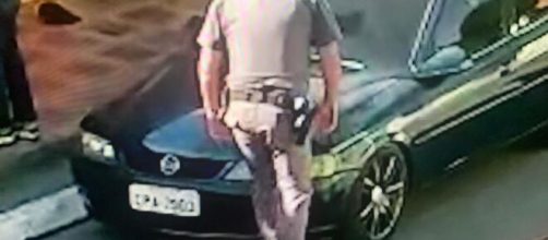 Policial pisa em pesco&ccedil;o de mulher durante abordagem. (Reprodu&ccedil;&atilde;o/TV Globo)