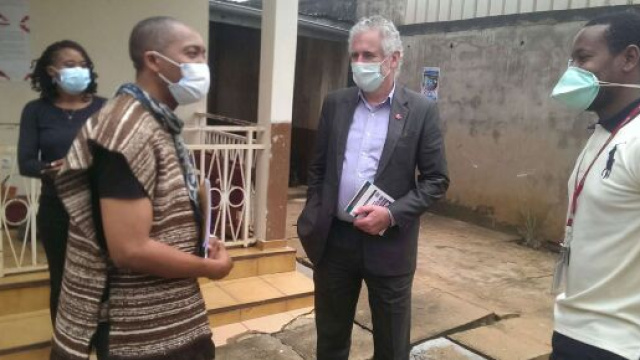 Le commissaire de l'exposition Christian Nana et S.E. l'ambassadeur du Canada au Cameroun (c) Fleury Ngameleu