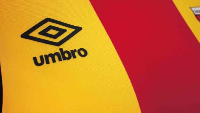 Umbro pr&eacute;sente le nouveau maillot RC Lens Home 2016/2017 - jeunesfooteux.com