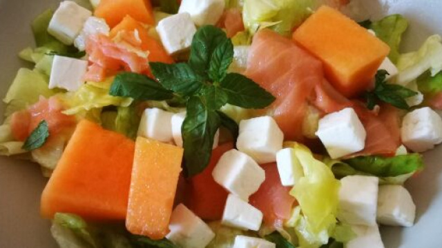 Insalata melone, salmone e feta.