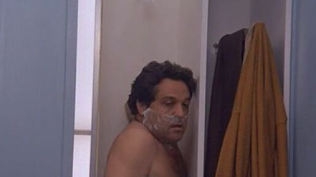 Renato Pozzetto nella scena di un film.
