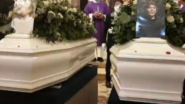 Terni, i funerali di Flavio e Gianluca, i due adolescenti deceduti nel sonno per aver assunto degli stupefacenti.