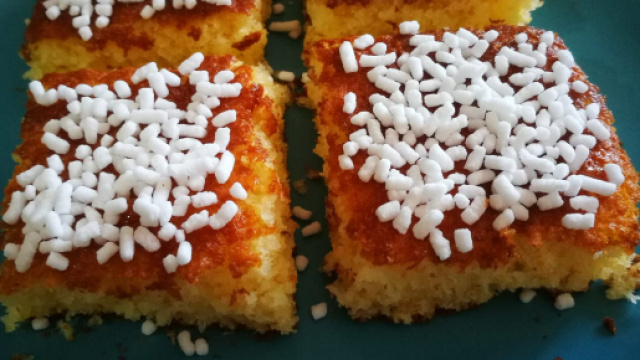Torta al cocco e granella di zucchero senza glutine.