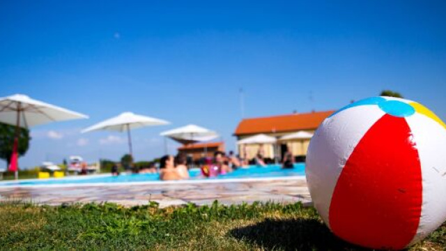 Ferrara, bimbo annegato in piscina: indagati mamma e gestore dell'agriturismo
