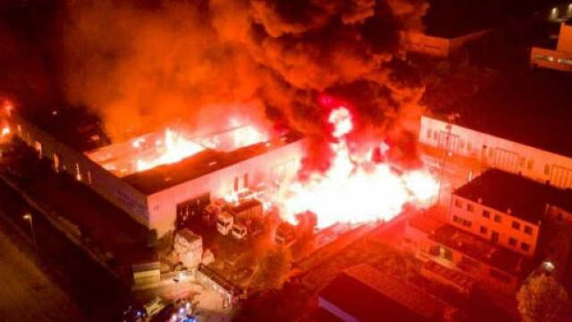 Grave incendio nella notte che ha distrutto alcuni edifici dell'area industriale di Avezzano.