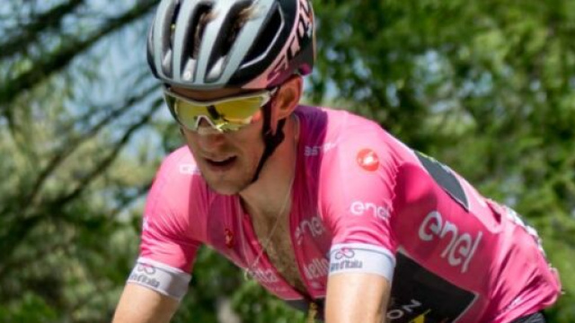 Simon Yates in maglia rosa al Giro d'Italia 2018.