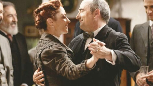 Una vita, anticipazioni spagnole: Ramon chiede a Carmen di sposarlo.