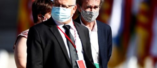 Fernando Sim&oacute;n levanta ampollas por la mascarilla que ha elegido para homenajear a las v&iacute;ctimas por el coronavirus