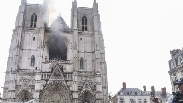 Violento incendio nella cattedrale Saint-Pierre-et-Saint-Paul a Nantes.
