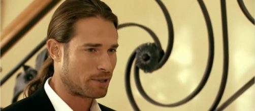 Sebasti&aacute;n Rulli interpreta Roberto Gamba. (Reprodu&ccedil;&atilde;o/Televisa)