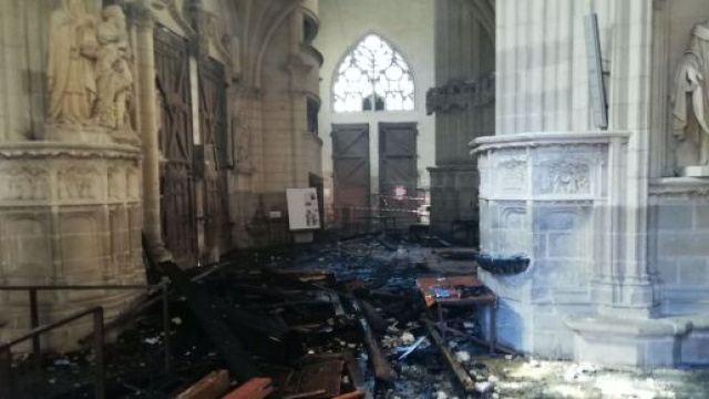 Francia, l'incendio nella cattedrale di Nantes &egrave; doloso: fermato un sospettato.