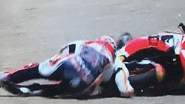 La caduta di Marc Marquez con la frattura dell'omero.