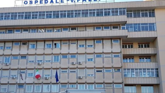 Lecce, 27enne arriva in ospedale con gravi ferite al volto e dichiara di essere caduto per strada: indagini in corso.