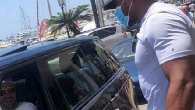 Tyson Fury e Anthony Joshua: il primo face-off &egrave; in vacanza a Marbella.