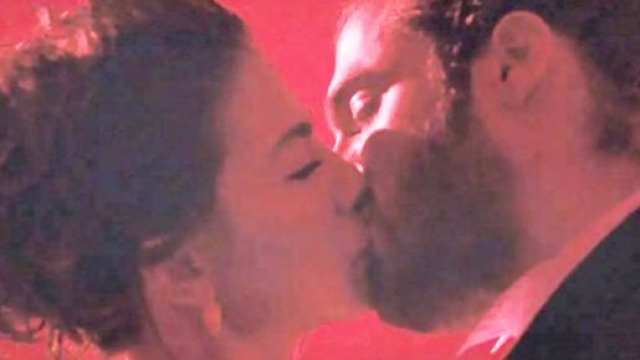 Daydreamer, trame turche: Sanem apprende che Divit &egrave; l'Albatros e si baciano.