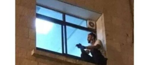 Homem escala parede de hospital para se despedir da m&atilde;e internada. (Reprodu&ccedil;&atilde;o/ Twitter)