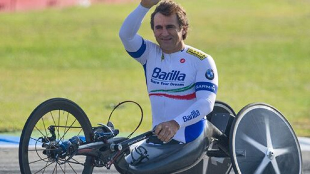 Alex Zanardi lascia l'ospedale di Siena.