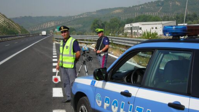 Un uomo ubriaco ha viaggiato in auto per sette ore: l'autista &egrave; stato fermato dagli agenti della stradale.