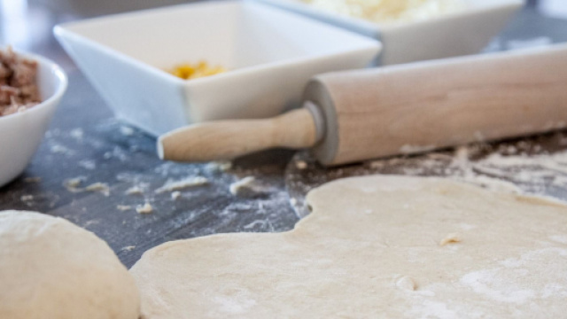 Una morbida pasta per pizza pronta per essere stesa.